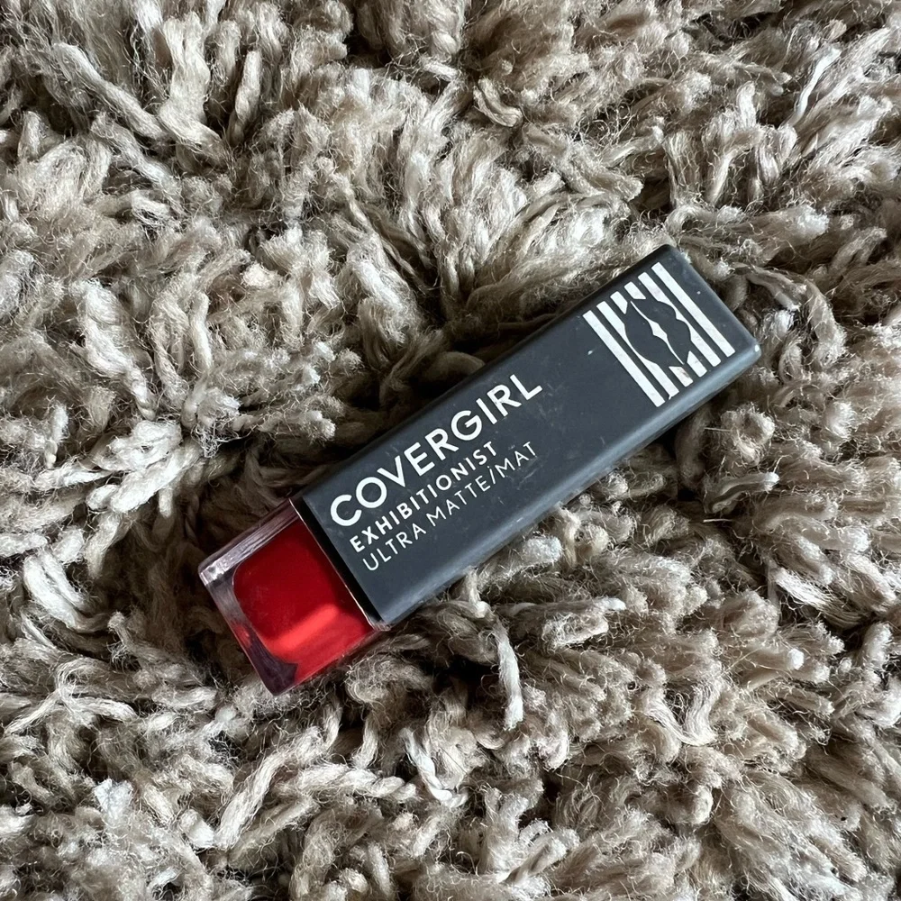NWT Covergirl exhibitionist ultra matte 675 all abuzz lipstick